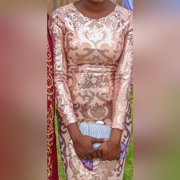 A gown/dress - Picture 2 of 2